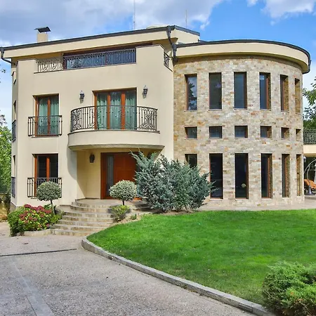 & Luxury Villa *
