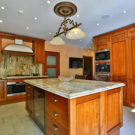 Villa & Luxury *