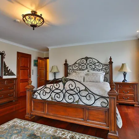 & Luxury Villa *